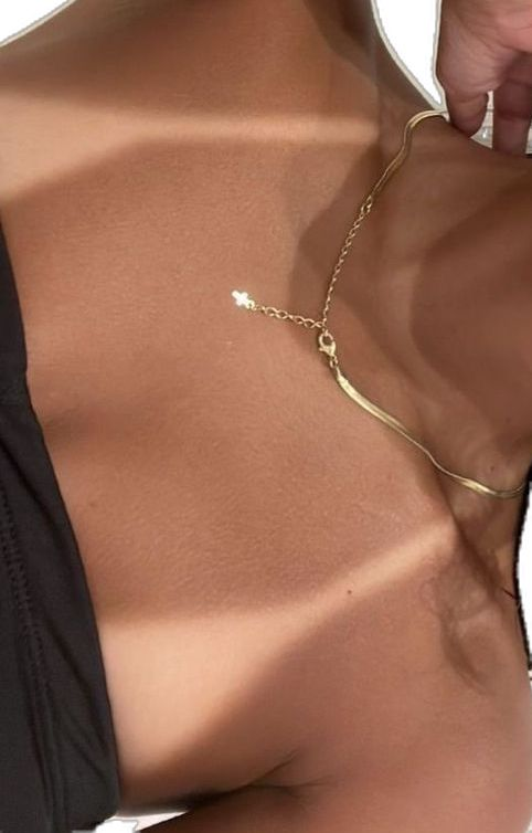 Detalhe do colo com colar dourado
